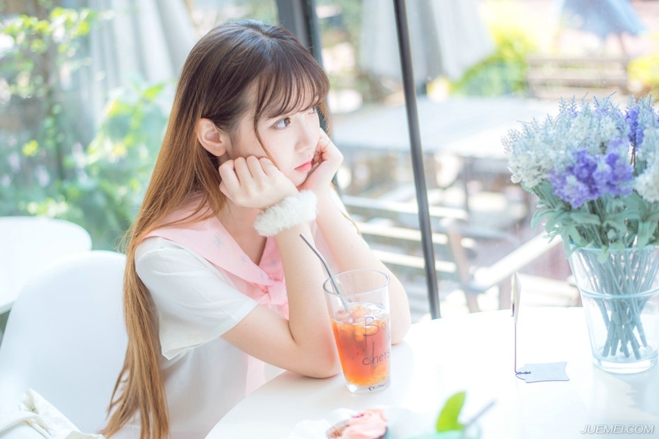 孟达干脆的让路让刘璝微微一怔，看了一眼孟达，拱了拱手道：“多谢。”